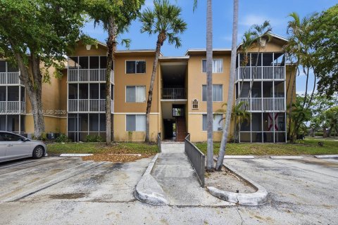 Condo in Pompano Beach, Florida, 2 bedrooms № 2249806 - photo 2