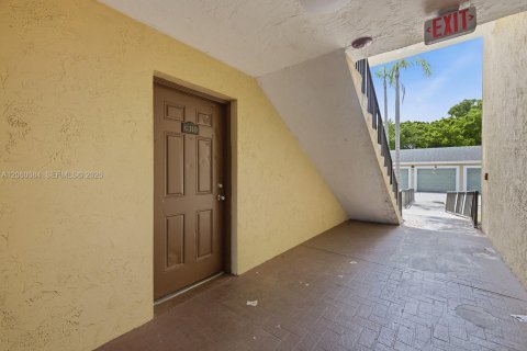 Condo in Pompano Beach, Florida, 2 bedrooms № 2249806 - photo 3