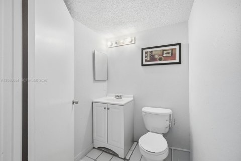 Condo in Pompano Beach, Florida, 2 bedrooms № 2249806 - photo 12
