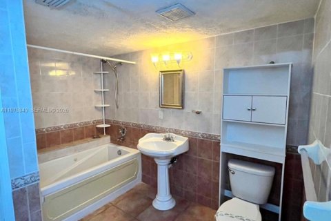 House in Hobe Sound, Florida 4 bedrooms, 214.98 sq.m. № 2041392 - photo 14