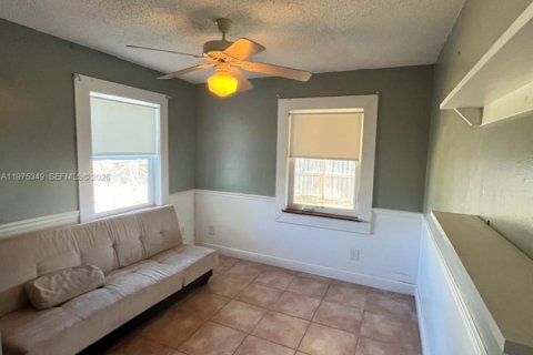 House in Hobe Sound, Florida 4 bedrooms, 214.98 sq.m. № 2041392 - photo 12