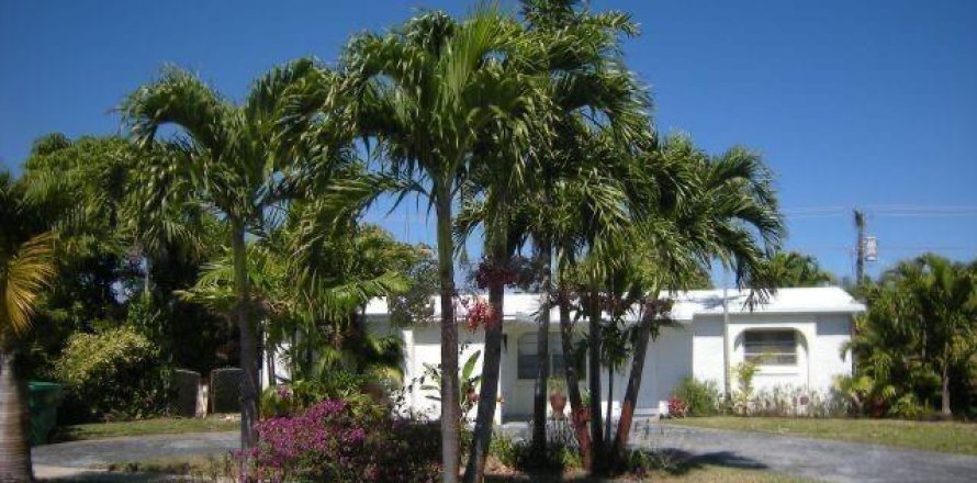 House in Lauderhill, Florida 3 bedrooms, 162.95 sq.m. № 2182721