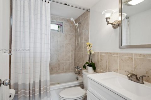 Copropriété à louer à Bay Harbor Islands, Floride: 2 chambres, 104.24 m2 № 2048226 - photo 13