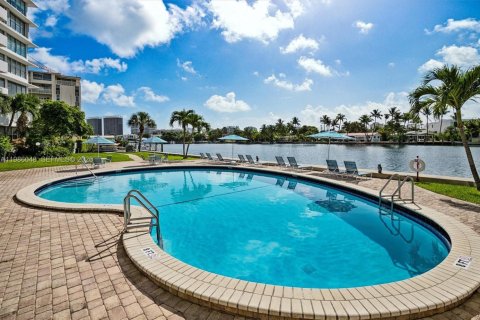 Copropriété à louer à Bay Harbor Islands, Floride: 2 chambres, 104.24 m2 № 2048226 - photo 16