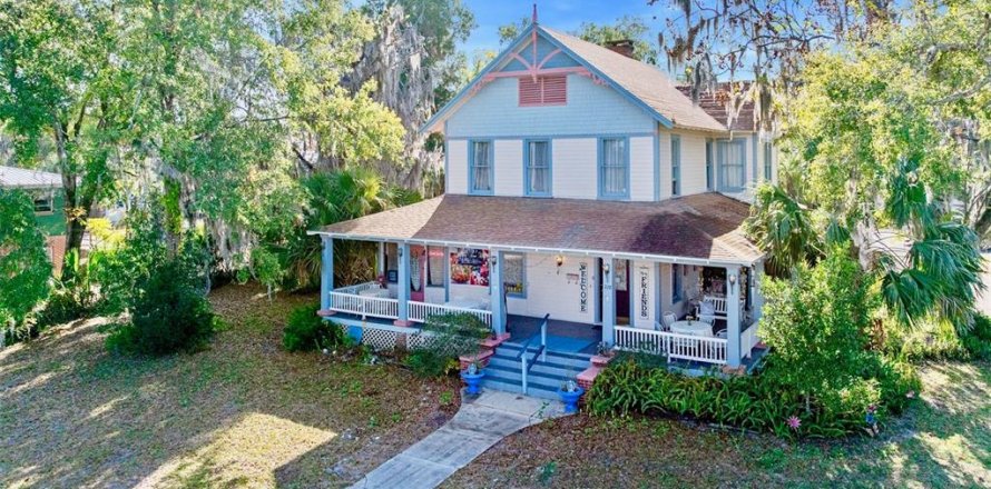 Commercial property in DeLand, Florida 383.04 sq.m. № 2096637