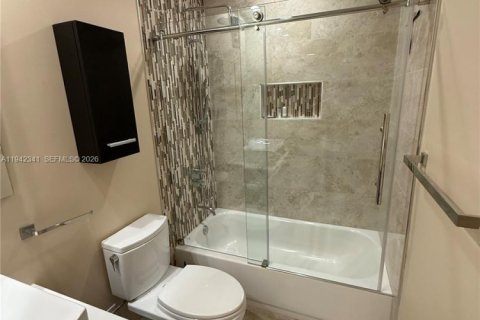 Condo in Hallandale Beach, Florida, 2 bedrooms  № 1999645 - photo 19