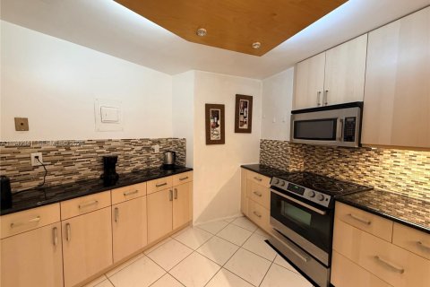 Condo in Hallandale Beach, Florida, 2 bedrooms  № 1999645 - photo 23