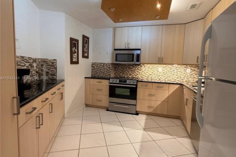 Condo in Hallandale Beach, Florida, 2 bedrooms  № 1999645 - photo 22
