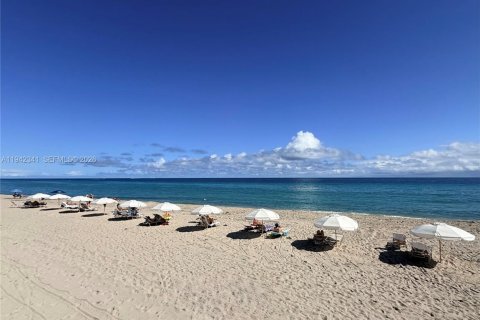 Condo in Hallandale Beach, Florida, 2 bedrooms  № 1999645 - photo 28