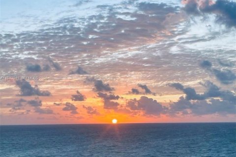 Condo in Hallandale Beach, Florida, 2 bedrooms  № 1999645 - photo 29