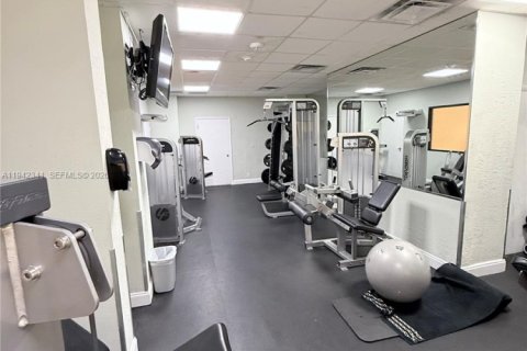 Condo in Hallandale Beach, Florida, 2 bedrooms  № 1999645 - photo 25