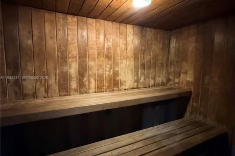 Condo in Hallandale Beach, Florida, 2 bedrooms  № 1999645 - photo 27