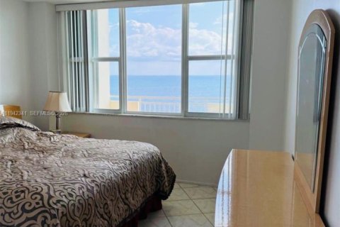 Copropriété à louer à Hallandale Beach, Floride: 2 chambres, 108.23 m2 № 1999645 - photo 4