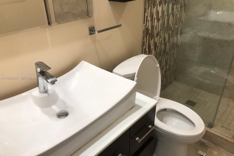 Copropriété à louer à Hallandale Beach, Floride: 2 chambres, 108.23 m2 № 1999645 - photo 10