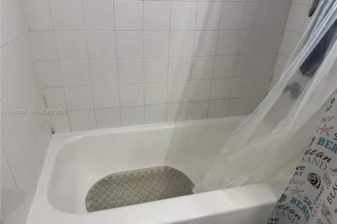 Купить кондоминиум в Маргит, Флорида 2 спальни, 92.9м2, № 2043511 - фото 28