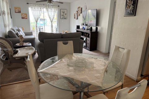 Купить кондоминиум в Маргит, Флорида 2 спальни, 92.9м2, № 2043511 - фото 12