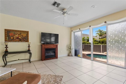House in Coral Springs, Florida 4 bedrooms, 202.53 sq.m. № 1712222 - photo 16