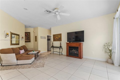 House in Coral Springs, Florida 4 bedrooms, 202.53 sq.m. № 1712222 - photo 6