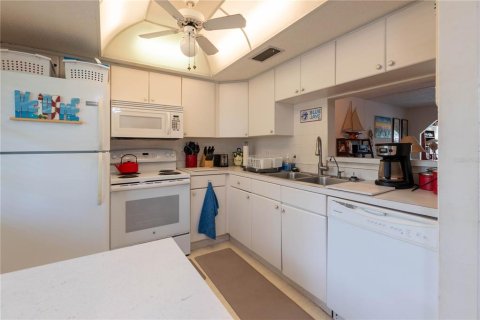 Condo in Dunedin, Florida, 2 bedrooms  № 1877446 - photo 13
