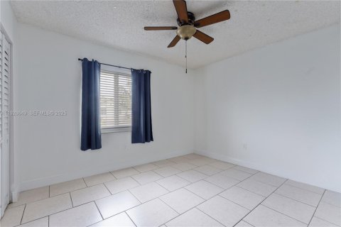 Apartamento en alquiler en Hialeah, Florida, 1 dormitorio, 132.66 m2 № 1987089 - foto 13