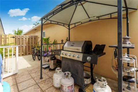 Apartamento en alquiler en Hialeah, Florida, 1 dormitorio, 132.66 m2 № 1987089 - foto 5