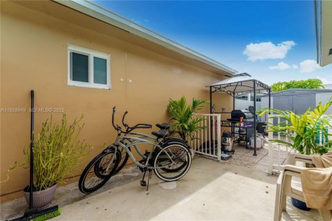 Apartamento en alquiler en Hialeah, Florida, 1 dormitorio, 132.66 m2 № 1987089 - foto 16