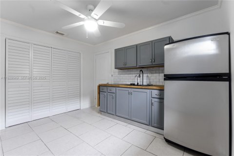Apartamento en alquiler en Hialeah, Florida, 1 dormitorio, 132.66 m2 № 1987089 - foto 3