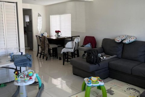 Propiedad comercial en venta en Miami, Florida, 244.89 m2 № 1982687 - foto 5