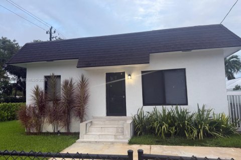 Immobilier commercial à vendre à Miami, Floride: 244.89 m2 № 1982687 - photo 1