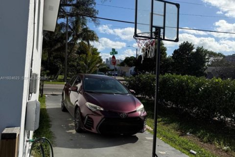 Propiedad comercial en venta en Miami, Florida, 244.89 m2 № 1982687 - foto 4