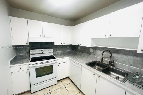 Appartement à louer à Miami, Floride: 2 chambres, 92.16 m2 № 1830605 - photo 5