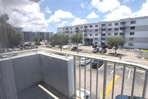 Appartement à louer à Miami, Floride: 2 chambres, 92.16 m2 № 1830605 - photo 1