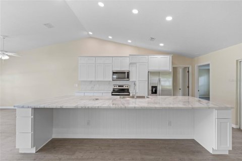 House in Palm Bay, Florida 3 bedrooms, 175.03 sq.m. № 1911482 - photo 9