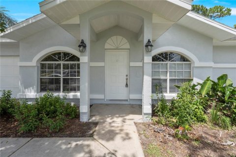 House in Palm Bay, Florida 3 bedrooms, 175.03 sq.m. № 1911482 - photo 2