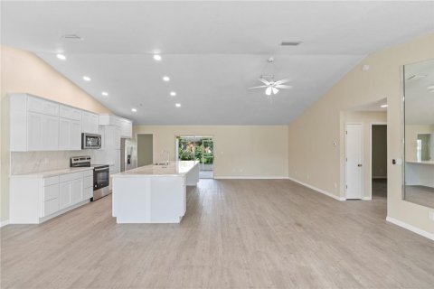 House in Palm Bay, Florida 3 bedrooms, 175.03 sq.m. № 1911482 - photo 6