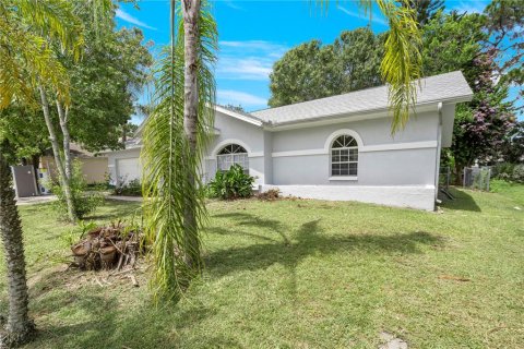 House in Palm Bay, Florida 3 bedrooms, 175.03 sq.m. № 1911482 - photo 4