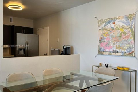 Condo in Miami Beach, Florida, 2 bedrooms  № 1807149 - photo 4