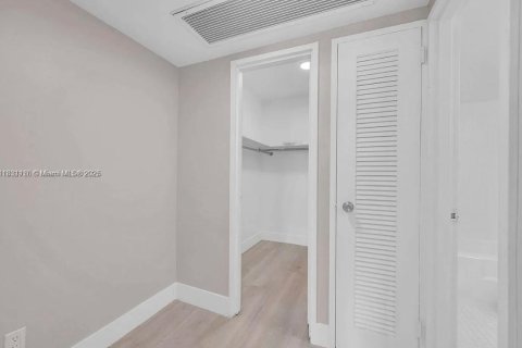 Condo in Miami Beach, Florida, 2 bedrooms  № 1807149 - photo 11