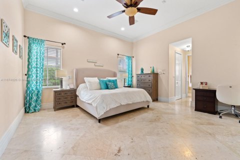 House in Miami, Florida 5 bedrooms, 343.18 sq.m. № 1403046 - photo 23