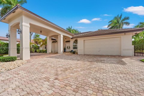 House in Miami, Florida 5 bedrooms, 343.18 sq.m. № 1403046 - photo 4