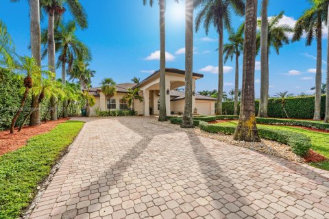 House in Miami, Florida 5 bedrooms, 343.18 sq.m. № 1403046 - photo 3