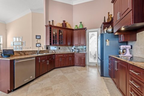House in Miami, Florida 5 bedrooms, 343.18 sq.m. № 1403046 - photo 12