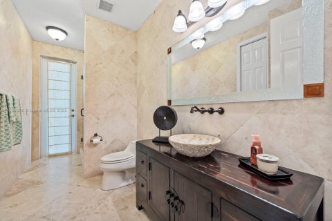 House in Miami, Florida 5 bedrooms, 343.18 sq.m. № 1403046 - photo 16