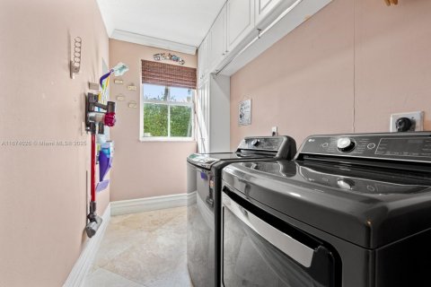 House in Miami, Florida 5 bedrooms, 343.18 sq.m. № 1403046 - photo 27