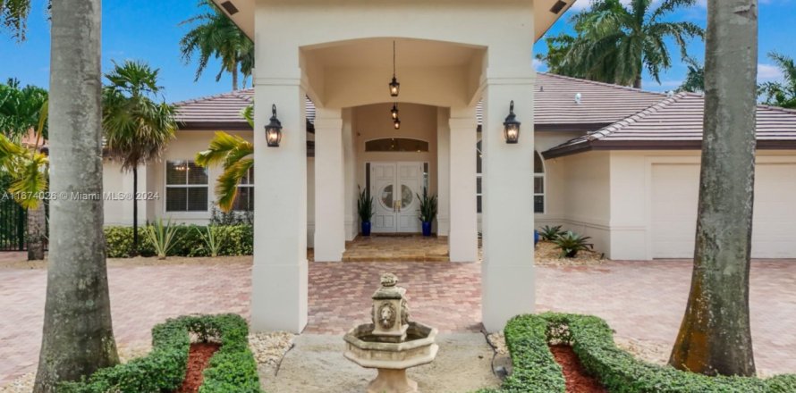 House in Miami, Florida 5 bedrooms, 343.18 sq.m. № 1403046