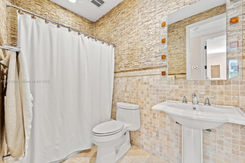 House in Miami, Florida 5 bedrooms, 343.18 sq.m. № 1403046 - photo 21