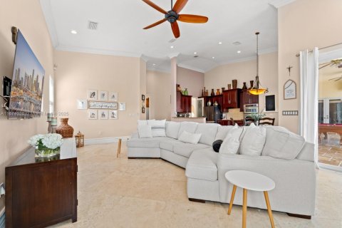 House in Miami, Florida 5 bedrooms, 343.18 sq.m. № 1403046 - photo 15