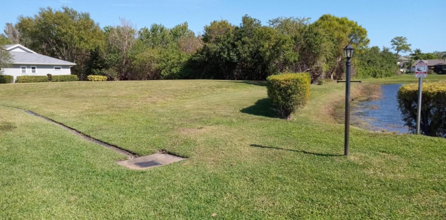 Commercial property in Vero Beach, Florida № 2146662