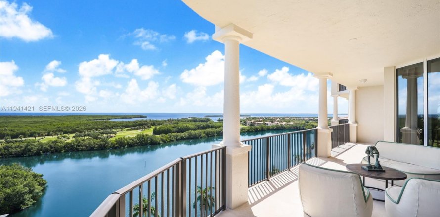 Кондоминиум с 3 спальнями в Корал-Гейблс, Флорида № 1998771