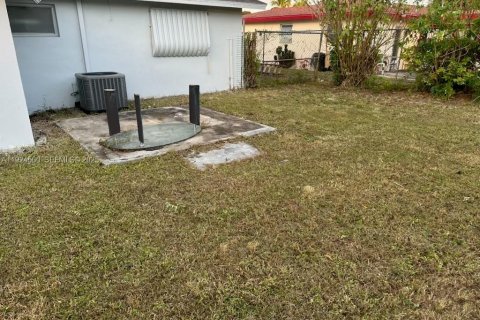 Casa en venta en Lehigh Acres, Florida, 3 dormitorios № 1983694 - foto 5